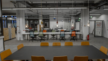 Im „Coworking Space“ werden Gründerteams beraten und erhalten Büroflächen, um ihr Projekt voranzutreiben und die Gründung vorzubereiten. (Bild: Thilo Schmülgen/TH Köln)