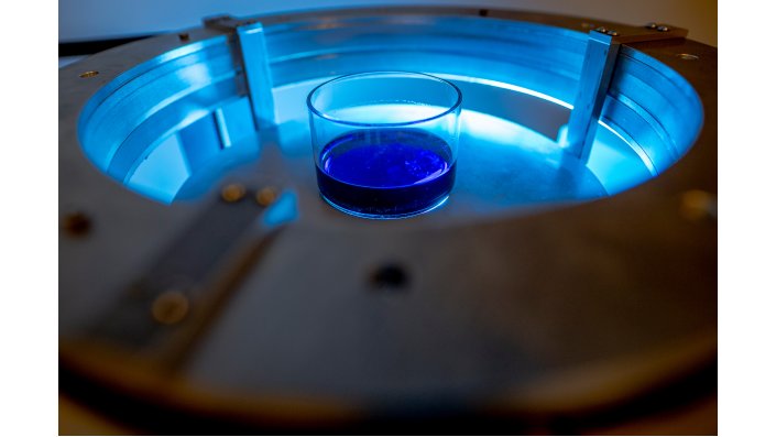 In der Petrischale befindet sich das mit blauem Modellwirkstoff versetzte Harz, das durch die Laserstrahlen ausgehärtet wird. 