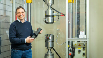 Prof. Blaurock vor dem Hydropulser (Bild: Heike Fischer / TH Köln)
