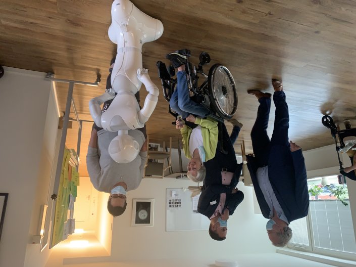 Vier Personen und ein Roboter Vier Personen und ein Roboter