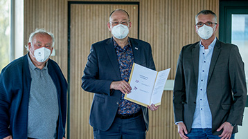 v.l. Rainer Maedge (Präsident  "Die Haie" e.V.), Prof. Dr. Stefan Herzig (Präsident TH Köln) und Alexander Kollorz (Vizepräsident "Die Haie") (Bild: Thilo Schmülgen/TH Köln)