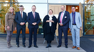 v.l. Monika Lichtinghagen-Wirths, Geschäftsführerin des Bergischen Abfallwirtschaftsverbands, Prof. Dr. Klaus Becker, Vizepräsident für Forschung und Wissenstransfer, TH Köln, Jochen Hagt, Landrat des Oberbergischen Kreises, Ursula Heinen-Esser, NRW-Umweltministerin, Prof. Dr. Stefan Herzig, Präsident der TH Köln, Stephan Santelmann, Landrat des Rheinisch-Bergischen Kreises (Bild: Thilo Schmülgen/TH Köln)