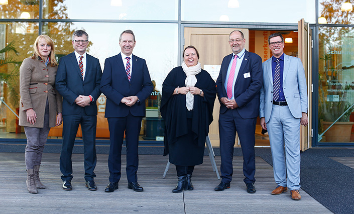 v.l. Monika Lichtinghagen-Wirths, Geschäftsführerin des Bergischen Abfallwirtschaftsverbands, Prof. Dr. Klaus Becker, Vizepräsident für Forschung und Wissenstransfer, TH Köln, Jochen Hagt, Landrat des Oberbergischen Kreises, Ursula Heinen-Esser, NRW-Umweltministerin, Prof. Dr. Stefan Herzig, Präsident der TH Köln, Stephan Santelmann, Landrat des Rheinisch-Bergischen Kreises