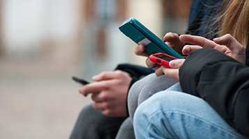 Jugendliche mit Handy (Bild: pixarno/AdobeStock.com)