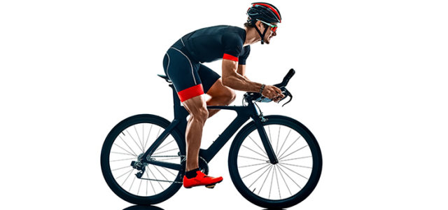 Triathlet auf Fahrrad  (Bild:OSTILL/istock.com)