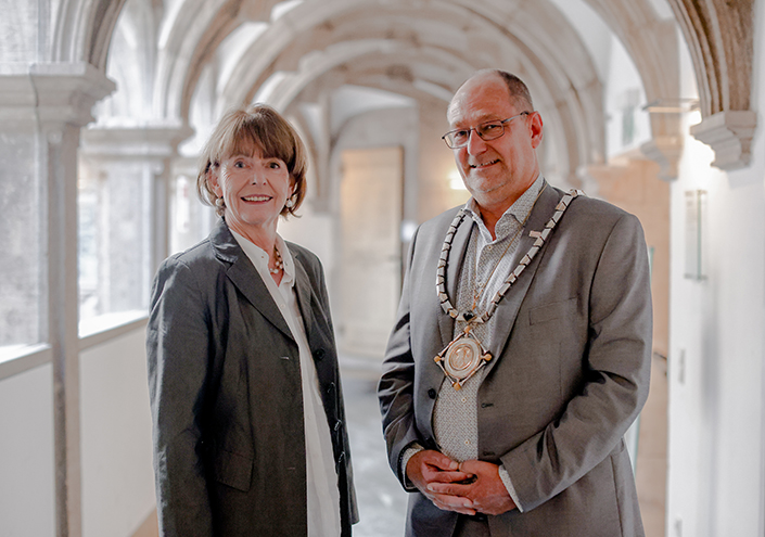 Oberbürgermeisterin Henriette Reker und Prof. Dr. Stefan Herzig, Präsident der TH Köln, vor dem Eintrag in das Gästebuch.