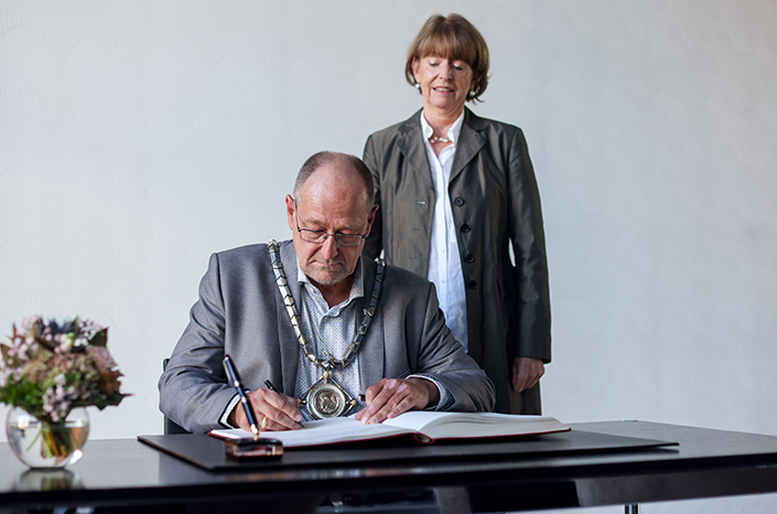 Prof. Dr. Stefan Herzig trägt sich in das Gästebuch der Stadt Köln ein.