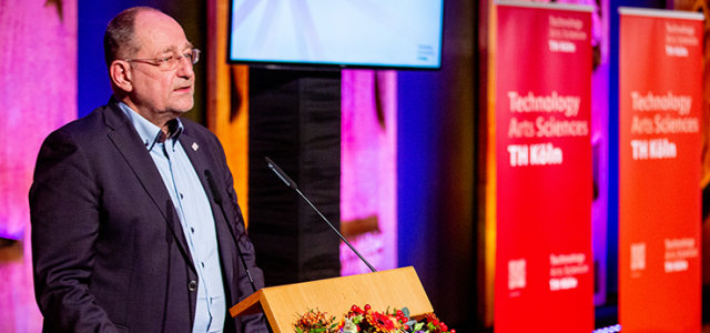 Prof. Dr. Stefan Herzig, Präsident der TH Köln, blickte in seiner Ansprache auf das vergangene Jahr zurück und nannte die zentralen Aufgaben der Hochschule für das Jahr 2022.  (Bild:Thilo Schmülgen/TH Köln)