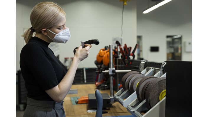 Alina Eynck in der Werkstatt