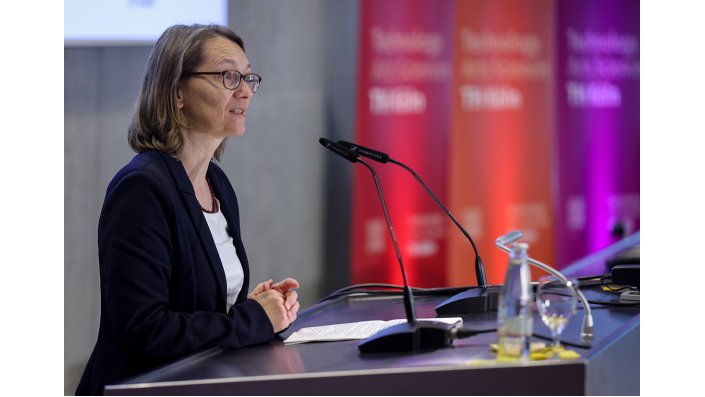 Dr. Ursula Löffler, Vizepräsidentin für Wirtschafts- und Personalverwaltung