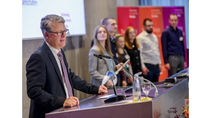 Prof. Dr. Matthias Hochgürtel, Dekan der Fakultät für Angewandte Naturwissenschaften