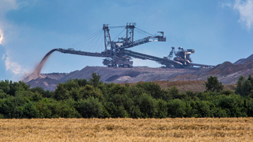 Ein Braunkohlebagger auf einem Hügel im Rheinischen Revier (Bild: Michael Zöphel/Adobe Stock)