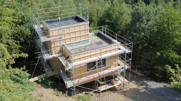 Holzhaus mit Gerüst (Bild: Benedict Bremert / TH Köln)