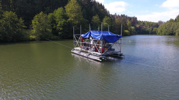 Die Arbeitsplattform, auf welcher der Saugkopf zur Methangasernte sowie Sedimentverlagerung installiert ist, bei einem Test auf der Wupper-Vorsperre.  (Bild: TH Köln)