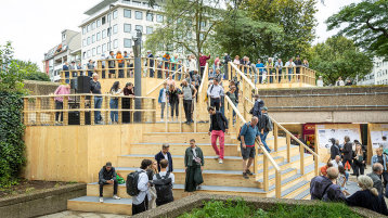 Die Holztreppe ist rund fünf Meter hoch.  (Bild: Heike Fischer/TH Köln)