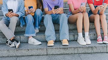 Symbolbild: KInder mit Handys (Bild: Maria Vitkovska/AdobeStock)