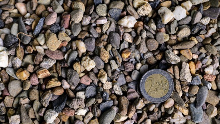 kleine Steine mit einem 2-Euro-Stück als Maßstab
