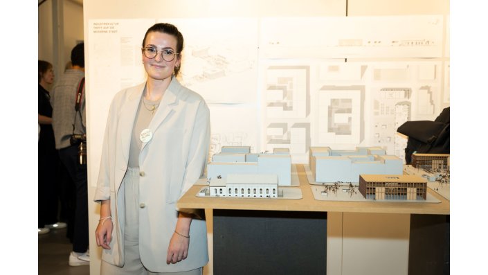 Pia Schog steht neben einem Modell.