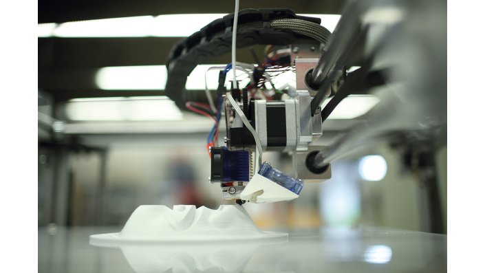 Ein 3D-Drucker druckt eine passgenaue Beatmungsmaske