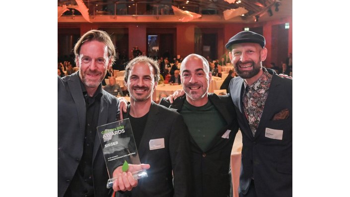 Prof. Dipl.-Ing. Marco Hemmerling  (im Bild links) und der wissenschaftliche Mitarbeiter Max Salzberger (Mitte) von der Fakultät für Architektur freuen sich über die Verleihung des Green-BIM Awards in der Kategorie „Planung von Hoch- und Tiefbau“.