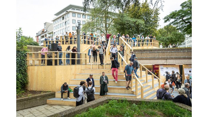 Die Holztreppe ist rund fünf Meter hoch. 