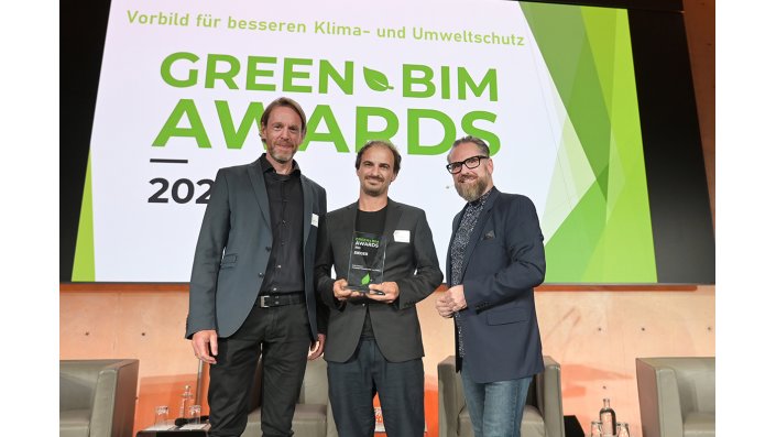 Prof. Dipl.-Ing. Marco Hemmerling  (im Bild links) und der wissenschaftliche Mitarbeiter Max Salzberger (Mitte) von der Fakultät für Architektur freuen sich über die Verleihung des Green-BIM Awards in der Kategorie „Planung von Hoch- und Tiefbau“.