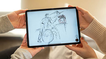 Vier Hände halten ein Tablet hoch, auf dem eine Zeichnung zu sehen ist.  (Bild: Markus Paulußen/ZAB)