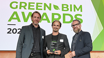 Prof. Dipl.-Ing. Marco Hemmerling  (im Bild links) und der wissenschaftliche Mitarbeiter Max Salzberger (Mitte) von der Fakultät für Architektur freuen sich über die Verleihung des Green-BIM Awards in der Kategorie „Planung von Hoch- und Tiefbau“. (Bild: BIM-Tage Deutschland)