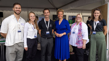 Sechs Menschen stehen vor einem Pavillon. (Bild: Foto: MKW NRW / Ralph Sondermann)