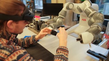 Mann, der mit Schraubenzieher an einem Roboter arbeitet (Bild: Cologne Cobots Lab)