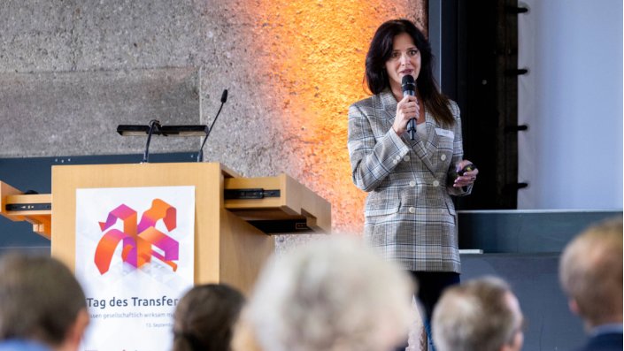 Claudia Jericho  EIT Culture & Creativity auf der Bühne