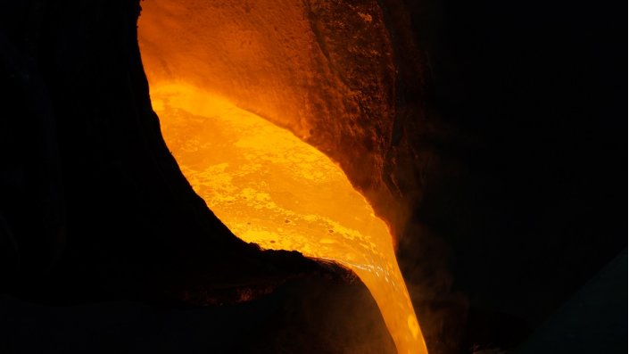 flüssiges Metall wird in einen Zylinder gegossen
