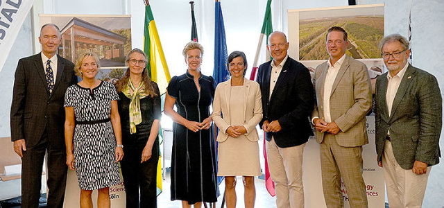 Die Teilnehmenden der CEIN-Pressekonferenz beim Fotoshooting (Bild:Stadt Erftstadt)