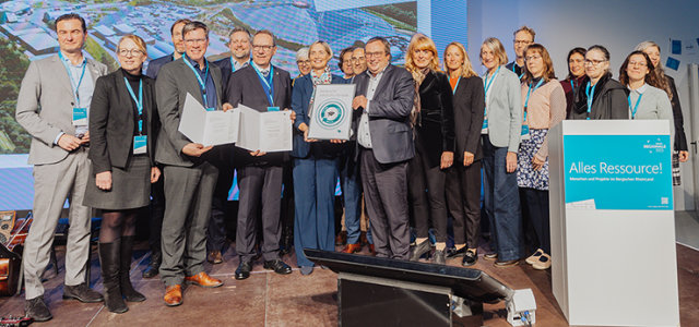 Der Förderbescheid wurde im Rahmen des Kongresses „Alles Ressource!“ der REGIONALE 2025 Bergisches RheinLand auf :metabolon, dem Innovationsstandort für zirkuläre Wertschöpfung, übergeben. (Bild:Julia Holland/REGIONALE 2025 Agentur )