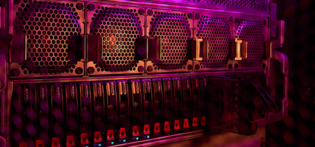 Serverschrank des Hochleistungsrechenzentrums. (Bild:Monika Probst/TH Köln)