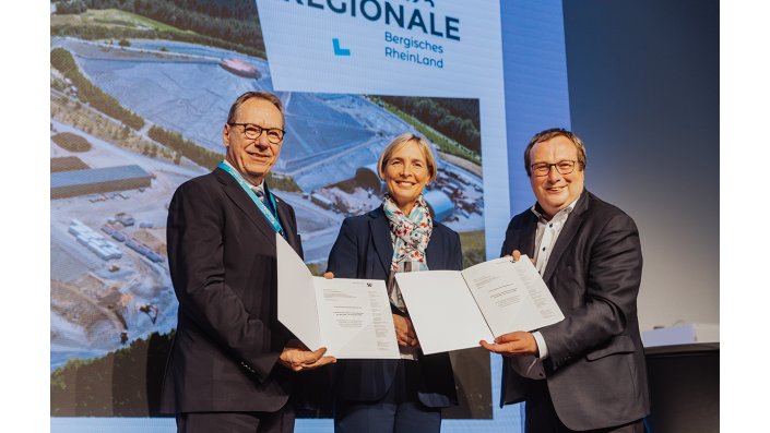 Oliver Krischer, Minister für Umwelt, Naturschutz und Verkehr des Landes Nordrhein-Westfalen (rechts im Bild), übergab den Förderbescheid für die :bergische rohstoffschmiede in Höhe von rund 12,4 Millionen Euro an Jochen Hagt, Landrat des Oberbergischen Kreises, und Prof. Dr. Sylvia Heuchemer, Präsidentin der TH Köln. 