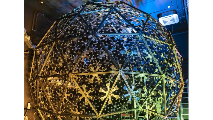 Außenaufnahme der Lightstage: Sie ermöglicht durch eine Vielzahl an Lichtquellen und Kameras die Erstellung hochrealistischer Avatare.