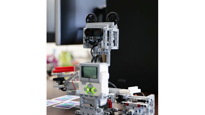 Ein grauer Roboter bestehend aus Klemmbausteinen. 