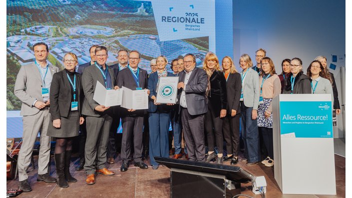 Der Förderbescheid wurde im Rahmen des Kongresses „Alles Ressource!“ der REGIONALE 2025 Bergisches RheinLand auf :metabolon, dem Innovationsstandort für zirkuläre Wertschöpfung, übergeben. 