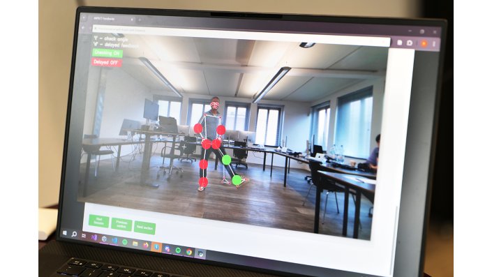 Ein Schüler ist auf einem Laptop-Diyplay zu sehen.