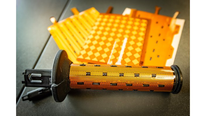 Der Projektpartner, die brehmergroup, hat bereits nachweisen können, dass die bei den meisten Motorrädern schon in den Griffen verbaute Heizfolie grundsätzlich für die Erweiterung um ein Eingabefeld genutzt werden kann. 