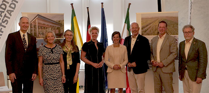 Die Teilnehmenden der Pressekonferenz bim Fotoshooting