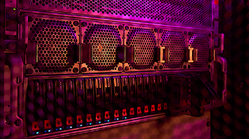 Serverschrank des Hochleistungsrechenzentrums. (Bild: Monika Probst/TH Köln)