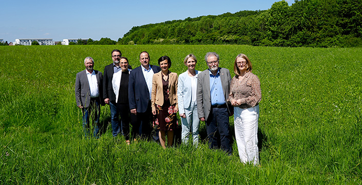 Noch ist es Ackerland, bis Ende 2029 soll an der K44 aber das CEIN der TH Köln entstehen. Das ist das gemeinsame Ziel von Prof. Dr. Sylvia Heuchemer (3.v.r.), Prof. Dr. Gerd Sadowski (2.v.r.)sowie den Mitarbeitenden der Stadt Erftstadt und des SEB Dirk Schulz (v.l.), Markus Lamberty, Lilian Lengwenat, Gerd Schiffer, Carolin Weitzel und Marion Schnübbe.
