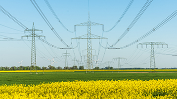 Energieleitungen mit Hochspannung (Bild: Andreas Gruhl/AdobeStock)