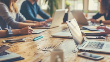 Tisch mit Laptops (Bild: Spyrakot – stock.adobe.com)