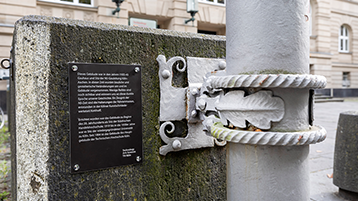 Die Denkmaltafel neben der Fahnenhalterung (Bild: Michael Bause / TH Köln)