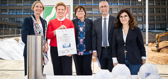 Bei der feierlichen Grundsteinlegung für das neue Hörsaalzentrum: v.l. Prof. Dr. Sylvia Heuchemer (Präsidentin der TH Köln), Ina Brandes MdL (Ministerin des Landes Nordrhein-Westfalen), Gabriele Willems (Geschäftsführerin des BLB NRW), Michael Neuß (Leiter der BLB Niederlassung Köln) und Teresa de Bellis-Olinger (Bürgermeisterin der Stadt Köln).  (Bild:Heike Fischer/TH Köln)