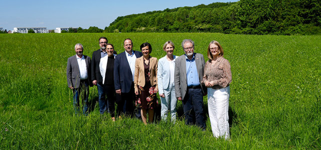 Noch ist es Ackerland, bis Ende 2029 soll an der K44 aber das CEIN der TH Köln entstehen. Das ist das gemeinsame Ziel von Prof. Dr. Sylvia Heuchemer (3.v.r.), Prof. Dr. Gerd Sadowski (2.v.r.)sowie den Mitarbeitenden der Stadt Erftstadt und des SEB Dirk Schulz (v.l.), Markus Lamberty, Lilian Lengwenat, Gerd Schiffer, Carolin Weitzel und Marion Schnübbe. (Bild:Stadt Erftstadt / Düster)