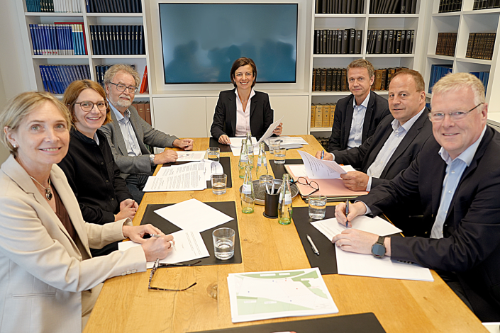 Die Beteiligten bei der Vertragsunterschrift. Prof. Dr. Sylvia Heuchemer, Laetitia Post (TH Köln), Prof. Dr. Gerd Sadowski, Carolin Weitzel, David Heymel (RWE Power), Gerd Schiffer und Erik Schöddert.
